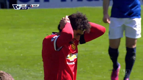 Fellaini bỏ lỡ cơ hội ngon ăn mười mươi (Everton 3-0 M.U)
