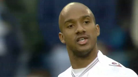 Thủ môn Hart giật mình vì pha dứt điểm của Delph (Trực tiếp: Man City vs Aston Villa)