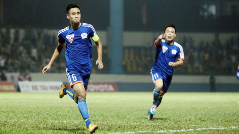 Vũ Minh Tuấn lập siêu phẩm đá phạt giống Ronaldo