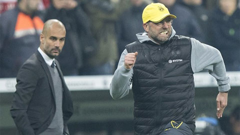 Pep Guardiola cay đắng nhìn Klopp ăn mừng chiến thắng