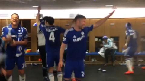 Chelsea vô địch, Terry và đồng đội quậy tung phòng thay đồ
