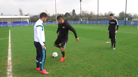 Hazard ưa dùng động tác kỹ thuật nào nhất khi thi đấu?