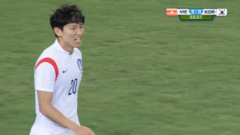 Jang Hyunsoo dứt điểm trúng xà ngang (U23 Việt Nam - U23 Hàn Quốc)