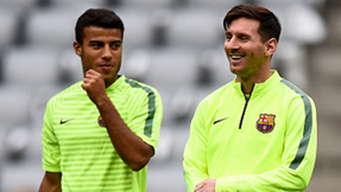 Rafinha tâng kẹo cao su thay vì tâng bóng