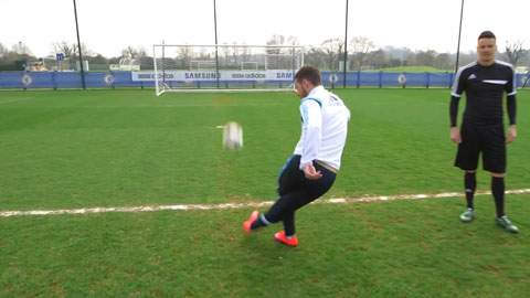 Eden Hazard so tài với các fan hâm mộ