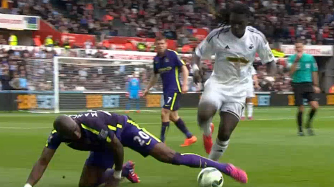 Gomis đạp Mangala nhưng trọng tài bỏ qua