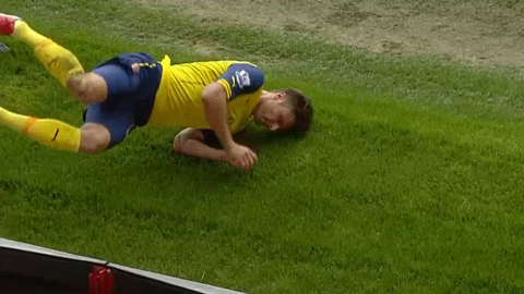 Giroud suýt chấn thương vì lao vào biển quảng cáo