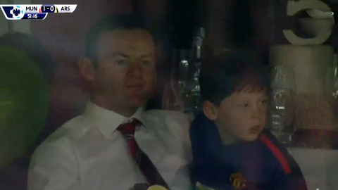 Rooney và con trai nhí nhảnh trên khán đài