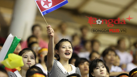 Các CĐV CHDCND Triều Tiên  xinh đẹp đốt cháy khán đài sân Mỹ Đình