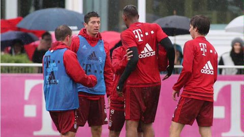 Boateng và Lewandowski suýt choảng nhau trên sân tập