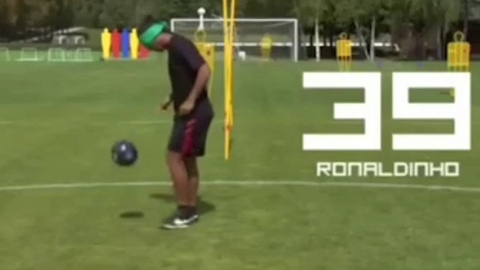 Ronaldinho bịt mắt trổ tài tung hứng siêu đẳng