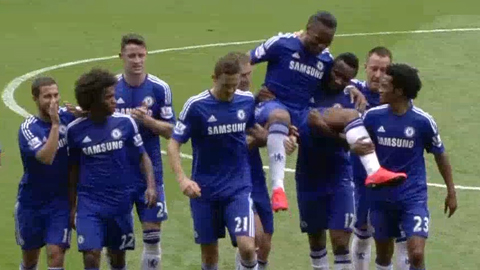 Drogba được đồng đội công kênh như ông hoàng khi rời sân