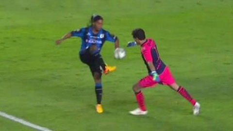 Ronaldinho phẫn nộ vì vừa mất bàn thắng, vừa phải nhận thẻ