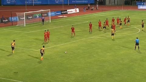 Minh Long xuất sắc đấm bóng cứu bàn thua sớm cho U23 Việt Nam