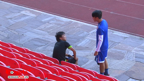 Mạc Hồng Quân nói tiếng Anh như gió với HLV Miura 