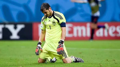 Iker Casillas bị đồng đội biến thành gã hề