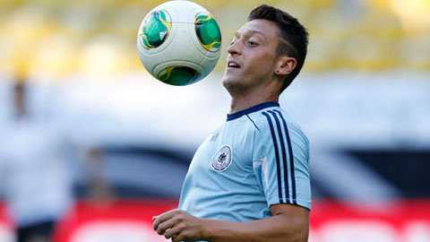 Mesut Oezil chơi tâng bóng nghệ thuật như một ông già