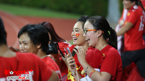 Không khí vui tươi trên khán đài Bishan trước trận gặp Timor Leste