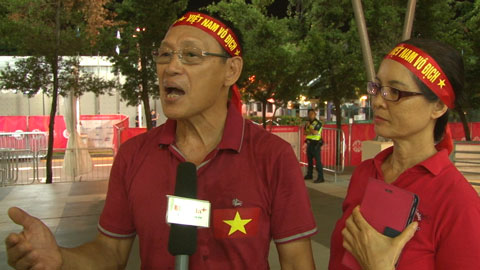 CĐV Việt Nam tại Singapore: 'Tôi không nghĩ HLV Miura lại hay đến thế' 