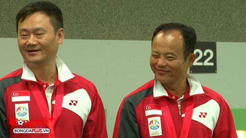 Sự cố hài hước khi đội chủ nhà Singapore nhận huy chương