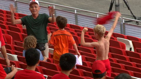 CĐV nhí nước ngoài lột áo ăn mừng bàn thắng của U23 Việt Nam