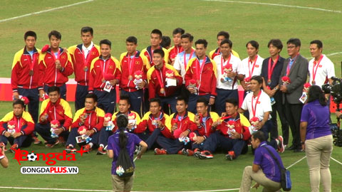 Giây phút các cầu thủ U23 Việt Nam lên nhận HCĐ