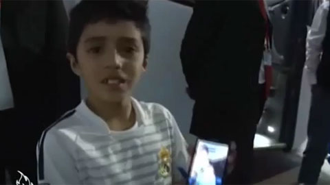 CĐV nhí phát khóc vì được chụp ảnh với James Rodriguez