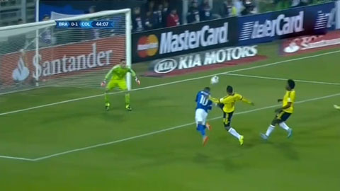 Ospina xuất thần cản phá cú đánh đầu của Neymar (Brazil vs Colombia)