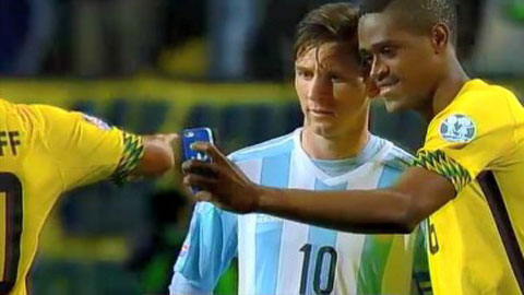 Cầu thủ Jamaica selfie với Messi ngay trên sân