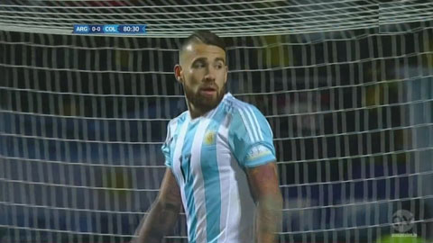 Otamendi không thắng được Ospina (Argentina vs Colombia)