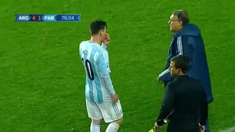 Mỗi lần thay người, HLV Tata Martino đều phải hỏi Messi?