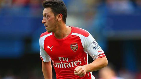 Mesut Oezil phô diễn kỹ thuật bằng kẹo cao su