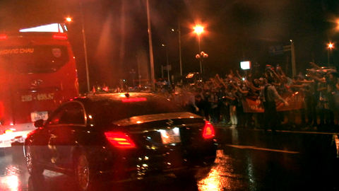 CĐV Man City đội mưa chạy theo xe để được nhìn thần tượng