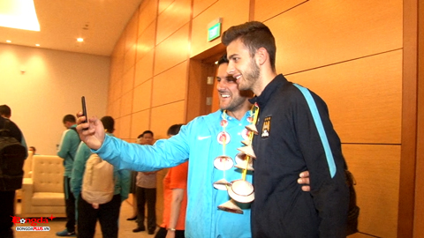 2 cầu thủ trẻ Man City selfie ngay khi đặt chân tới Việt Nam