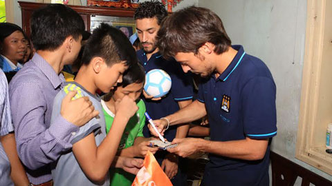 Các em nhỏ làng trẻ SOS vui sướng khi được gặp Silva, Navas