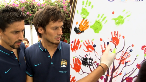 Navas và Silva trổ tài vẽ tranh bằng tay