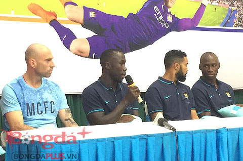 Giao lưu giữa các cầu thủ Man City và SV Đại học Quốc gia Hà Nội