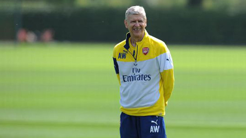 HLV Wenger sút trúng xà ngang trong buổi tập