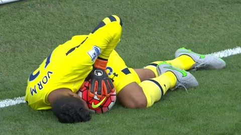 Young không thắng được thủ môn Vorm (M.U 1-0 Tottenham)