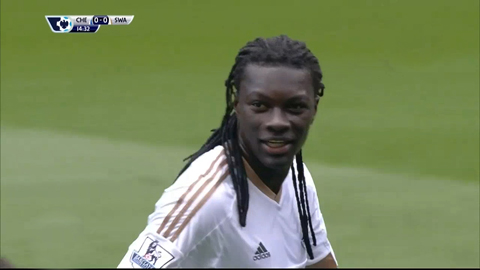 Gomis bỏ lỡ cơ hội mười mươi (Chelsea 2-2 Swansea)