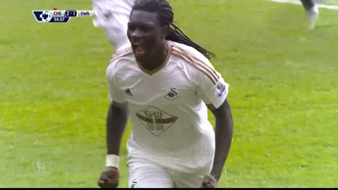 Gomis sút penalty thành công gỡ hòa (Chelsea 2-2 Swansea)