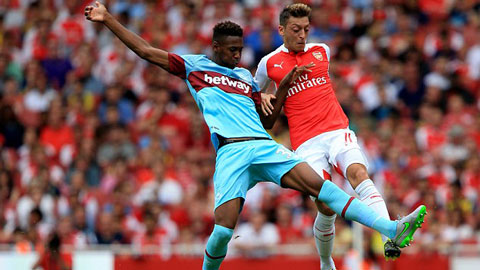 Reece Oxford - Ngôi sao 16 tuổi khóa chặt Mesut Oezil là ai?