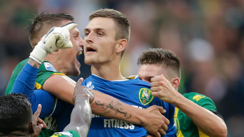 Thủ môn ghi bàn thắng không thể tin nổi tại giải VĐQG Hà Lan