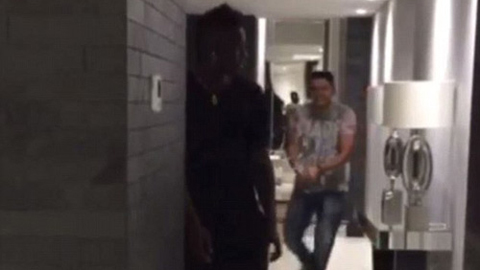 Balotelli được “tắm” champagne trong ngày sinh nhật