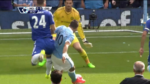 Ngay ở những giây đầu tiên Aguero đã đe dọa khung thành Chelsea (Man City 3-0 Chelsea)