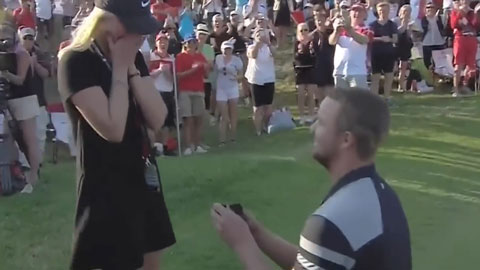 Qùy gối cầu hôn bạn gái ngay trên sân