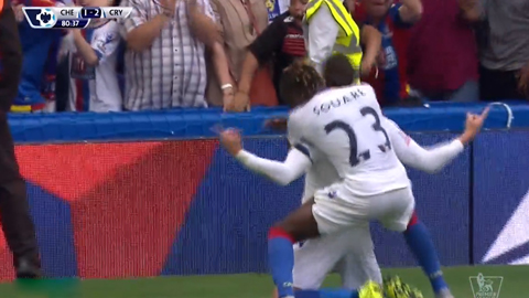 Joel Ward nâng tỷ số lên 2-1 cho đội khách (Chelsea 1-2 Crystal Palace)