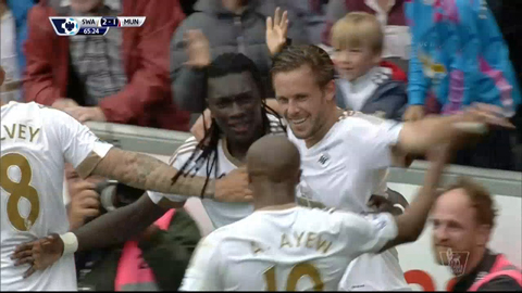 Gomis trừng phạt sai lầm hàng thủ đội khách (Swansea 2-1 M.U)