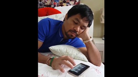 Tay đấm Manny Pacquiao đánh đàn trên điện thoại di động