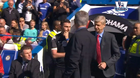 HLV Wenger bắt tay nhưng không nhìn mặt HLV Mourinho (Chelsea 2-0 Arsenal)